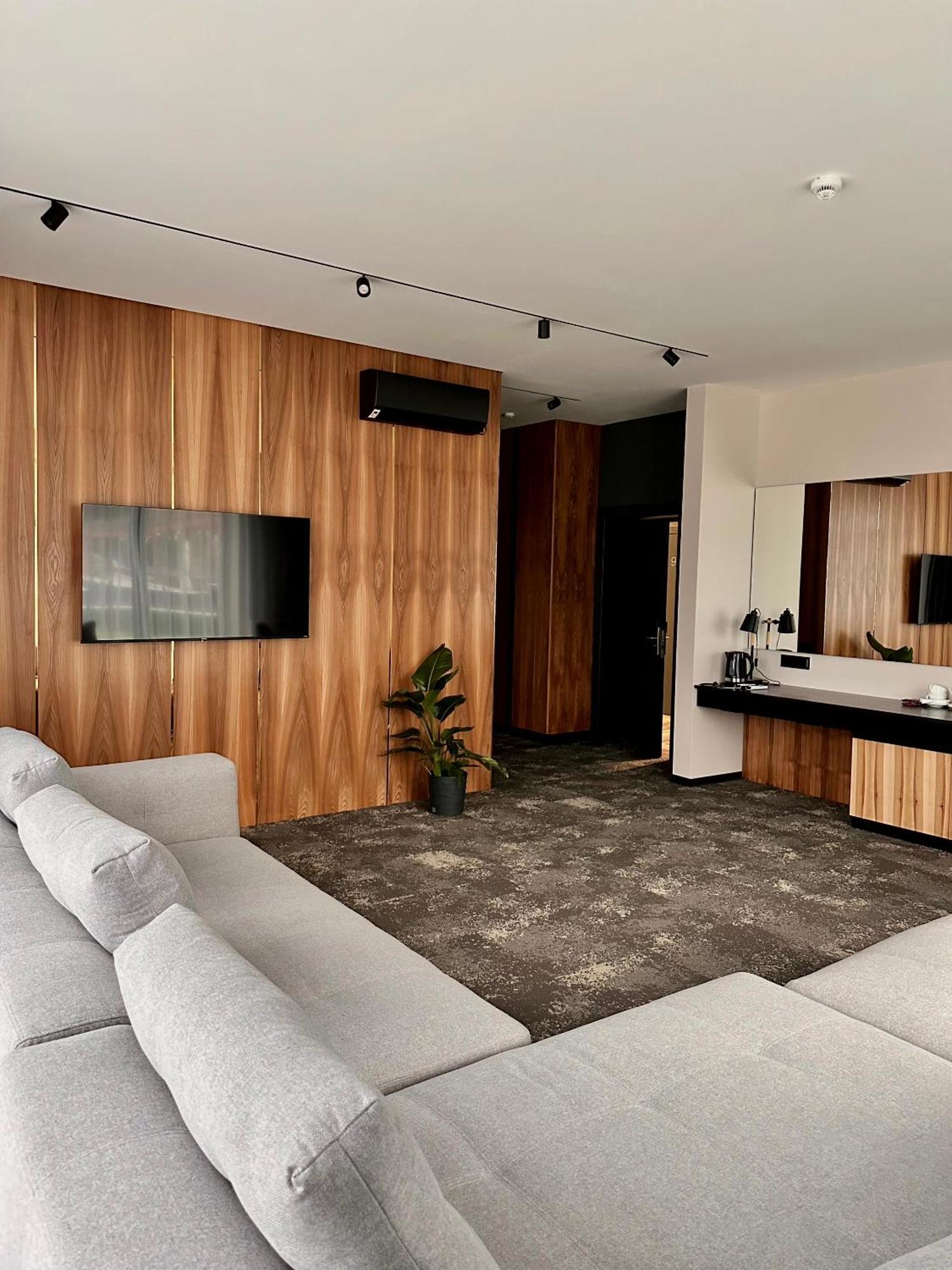 Hotel Golden Lion & Spa Tynnoye Bagian luar foto